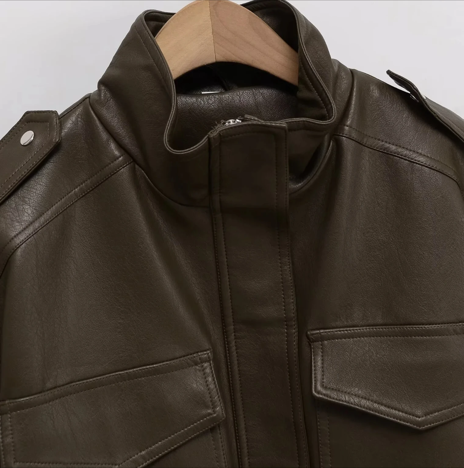 سترة نسائية جديدة بجيب كبير وسحاب وياقة واقفة من الجلد المقلد فضفاضة بأكمام طويلة