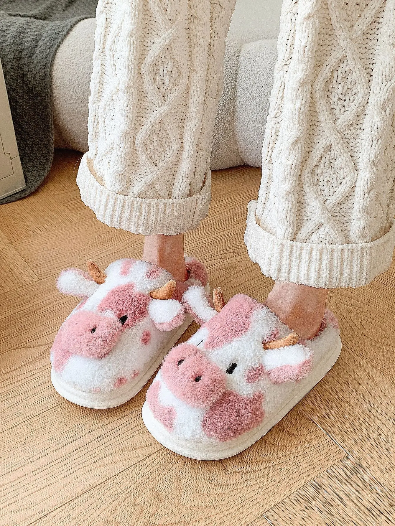 Women's Slippers with Spotted Cow Hair and Indoor Slippers, Warm and Thick-Soled Plush for Autumn and Winter image 3