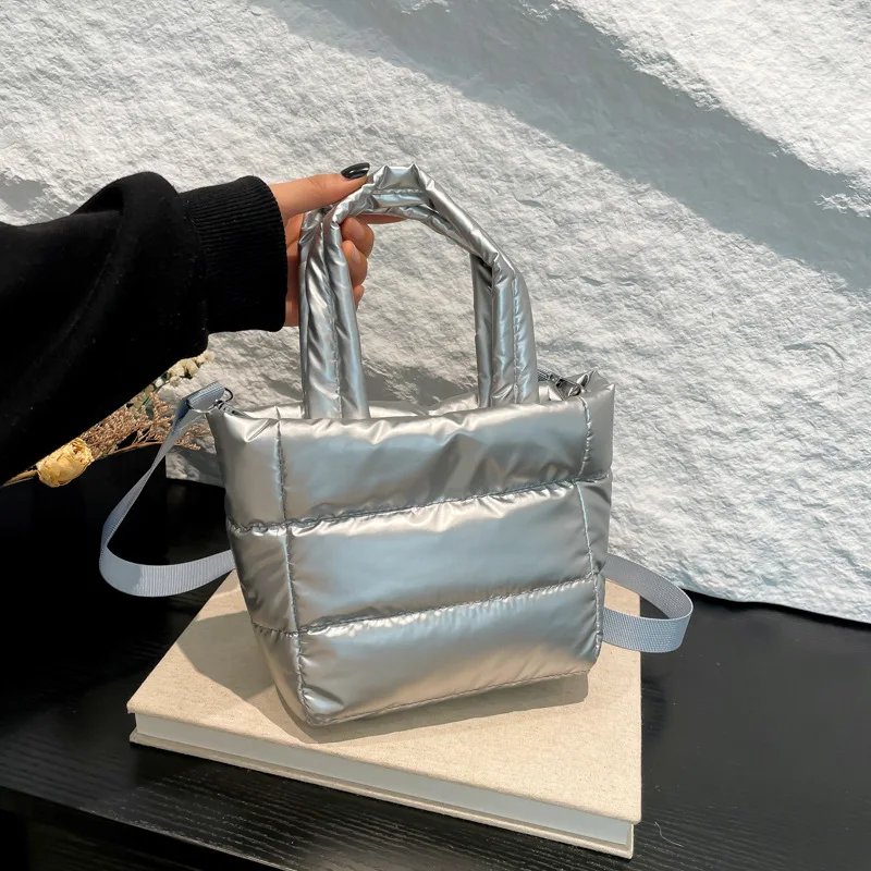 Simple, lightweight, casual and fashionable versatile portable messenger bag