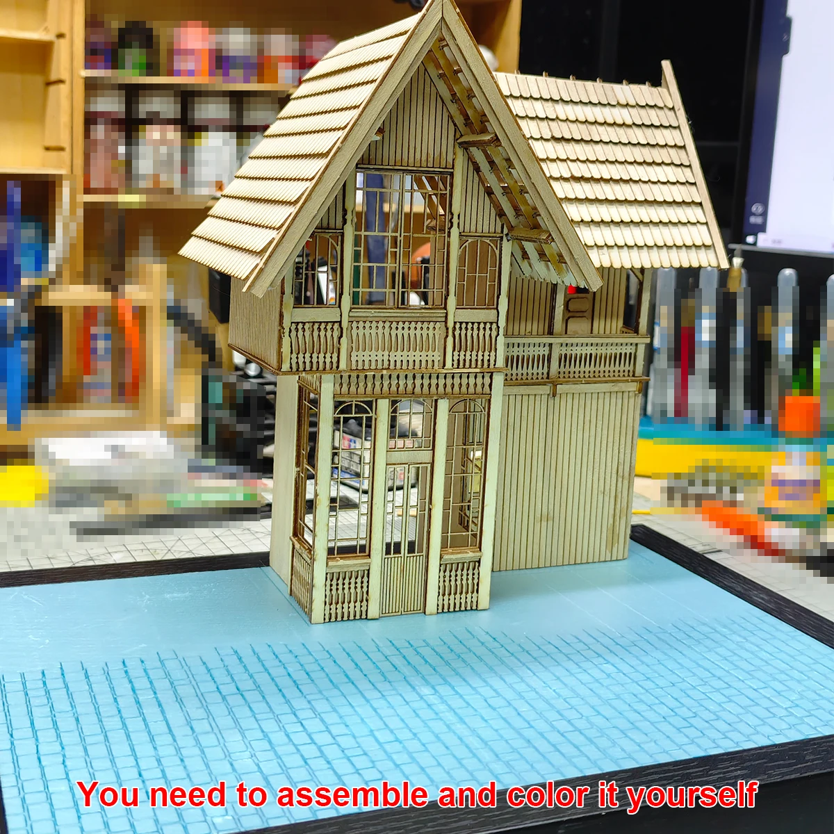 Architektonisches Gebäudemodell zum Zusammenbauen, Holzhaus-Diorama, Modellbausatz im Maßstab 1:35, Panzer, Holz-Display-Basis, Auto-Ausstellungsständer 1/35 – Detail 1
