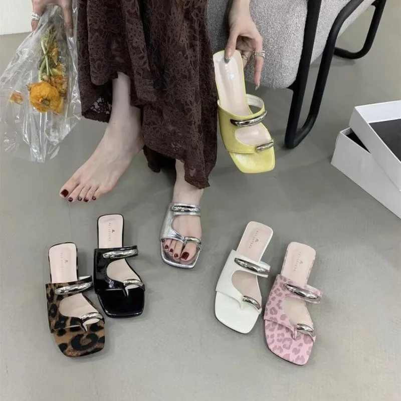 Женские летние тапочки, женские сандалии с металлическим декором, стринги, вьетнамки на низком каблуке, женские уличные милые сандалии, женские большие размеры Женские летние тапочки, женские сандалии с металлическим декором, стринги, вьетнамки на низком каблуке, женские уличные милые сандалии, женские большие размеры