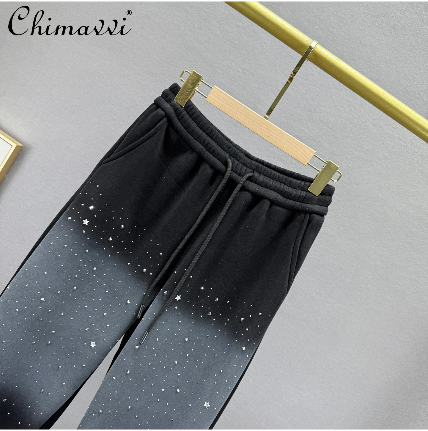 موضة بنطال رياضي سميك مبطن بالصوف للنساء 2025 شتاء جديد عالي الخصر فضفاض حجر الراين عداء ببطء سراويل تقليدية طويلة