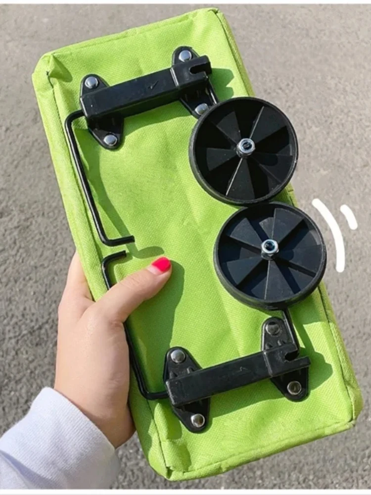 折りたたみ式ショッピングカート。車輪付きで、バックパックとしても使える。食料品や旅行用の荷物を運ぶのに便利な、折りたたみ式のハンドトラック。