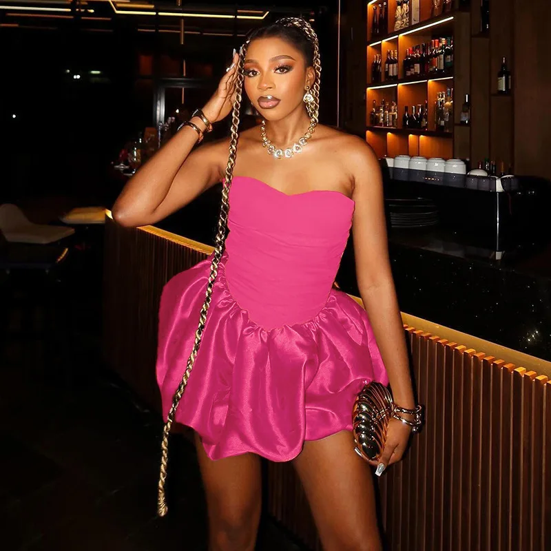 新しい夏のファッションの女性のドレスは、高貴なスタイルのセクシーで体にぴったりとフィットするパッチワークサテンのストラップレスドレスです。