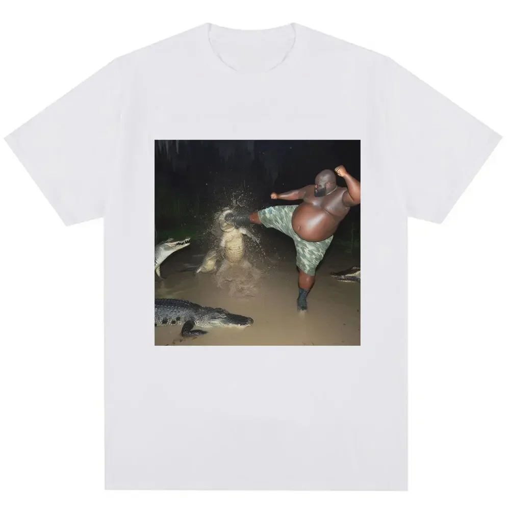 Viral Crocodile Kick Meme T‑Shirt Funny Swamp Guy Print Oversized Cotton Unisex Short Sleeve Odd Comedy Casual Streetwear Tops
