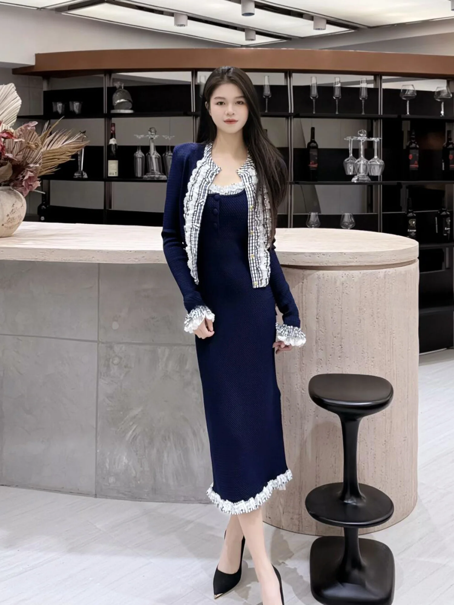 

Модный вязаный кардиган с кружевными вставками и открытой спиной, комплект с платьем, высококачественный женский весенний новый наряд с круглым вырезом и длинными рукавами