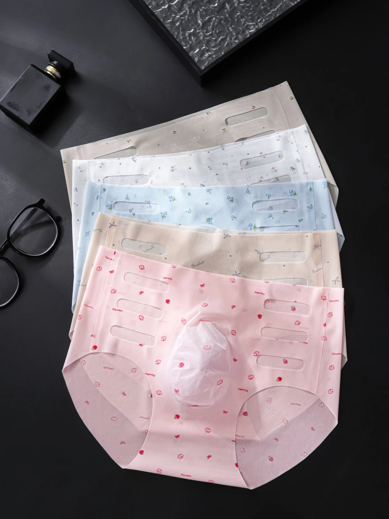 2PCS Men's Seamless Breathable Underwear Triangle Print Comfortable Briefs Floral Strawberry Design