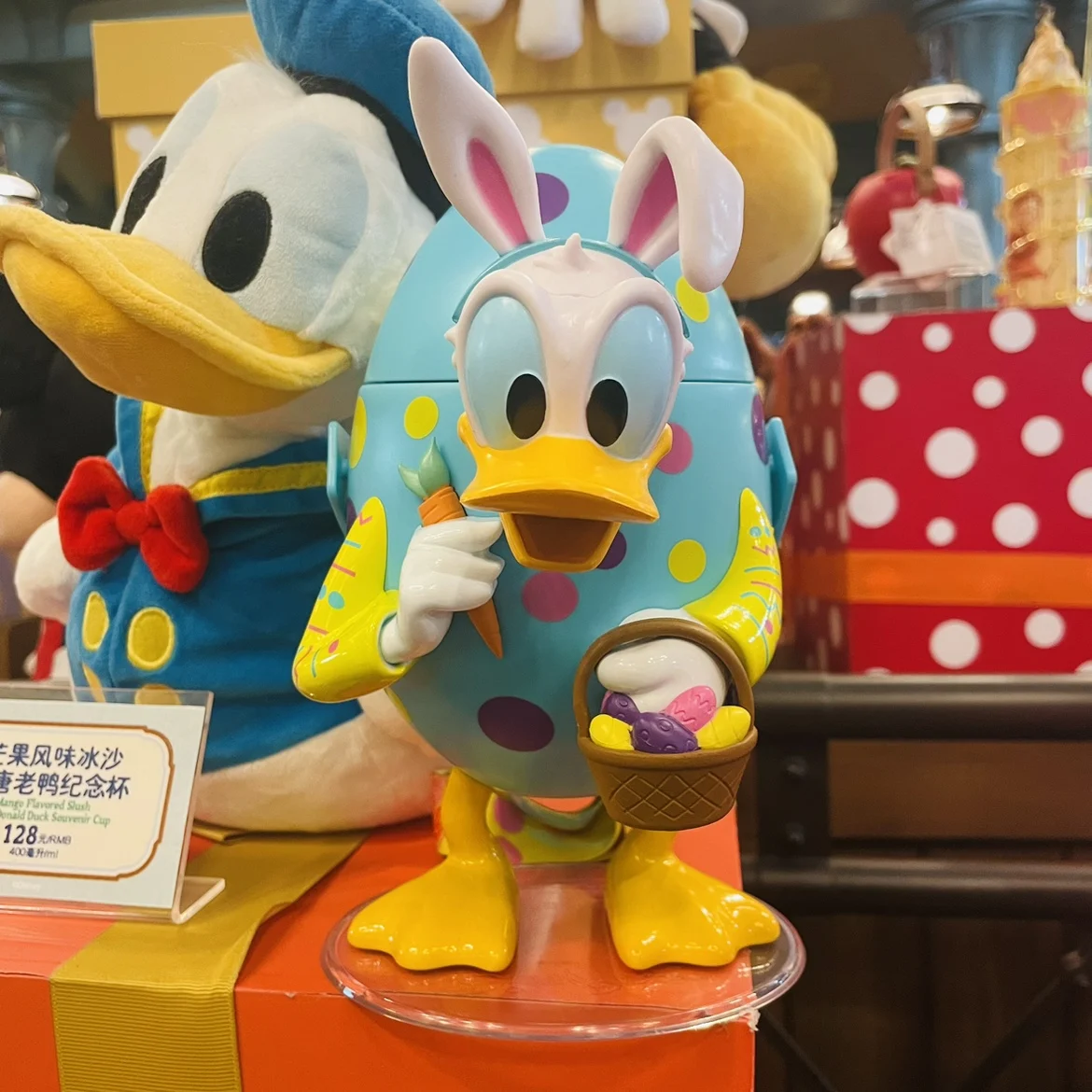 

Shanghai Disneyland Agency Purchase 2024 Spring Egg Donald Duck Cartoon Anime Water Cup with Oblique Cross Straw Cold water cup