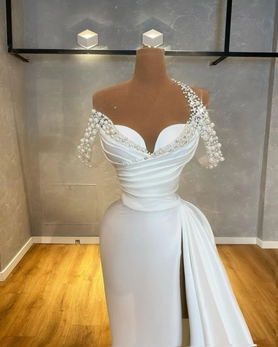 Vestido de novia elegante para mujer, vestido de fiesta nupcial con cuello Halter, abertura sexy con volantes y cristales de perlas, 2024