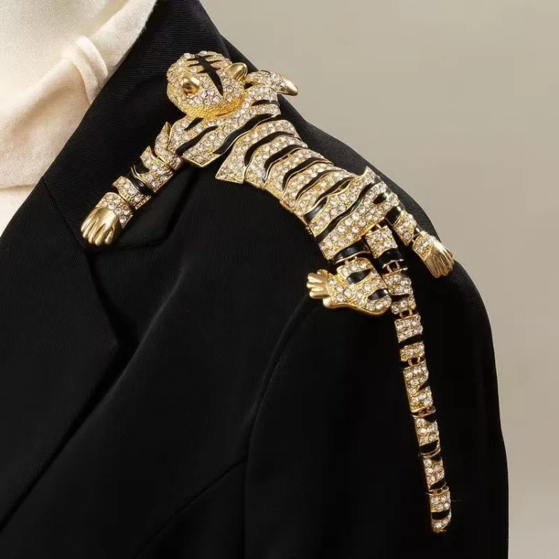 

Elegant European Style Metal Brooch for Women Pin Animal Zirconia Oil Drop Tiger Floral Design Daily Accessory