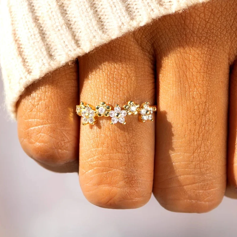 Huitan Glänzender zierlicher Blumen-Fingerring für Damen, goldfarben, heller Zirkonia-Schmuck für Verlobung, anmutige Frauen, Ehering, Geschenk