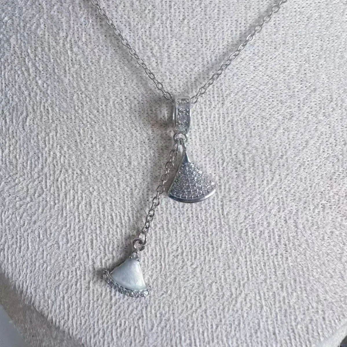 

DIY high-end, niche and trendy dresses paired with unique and fashionable necklaces and collarbone necklaces