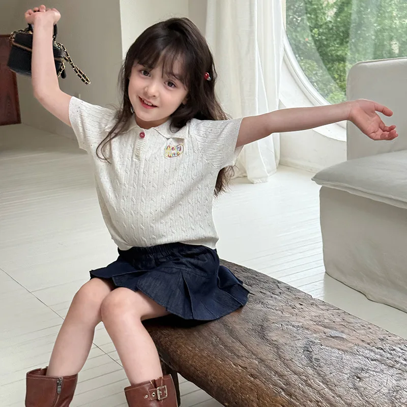 2025 الصيف الفتيات الملتوية زهرة قصيرة الأكمام تي شيرت المطرزة الملونة نقطة محبوك بدوره إلى أسفل طوق أعلى