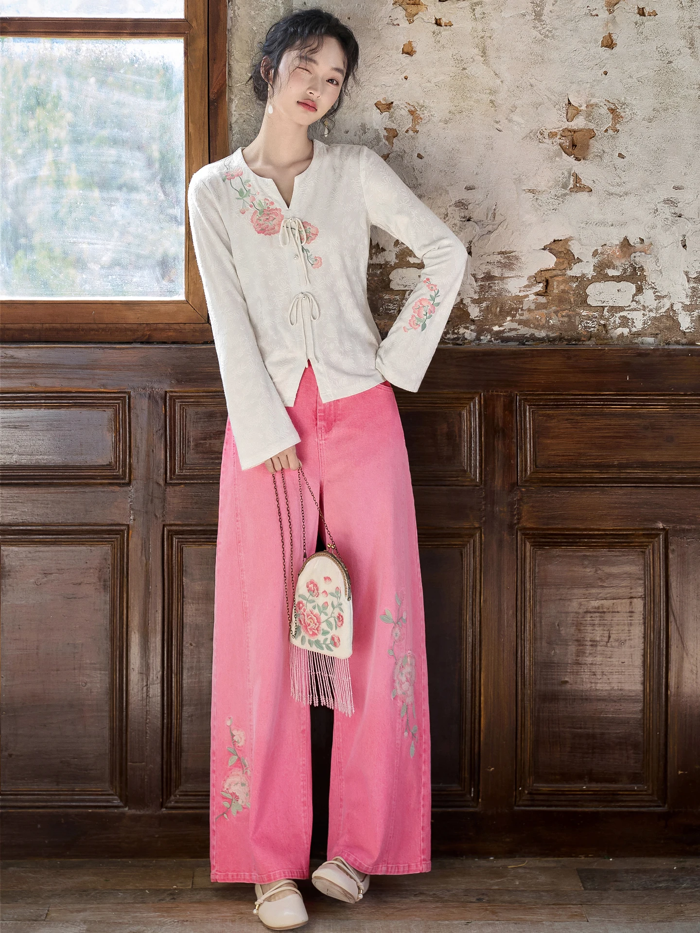 

Женские джинсы свободного кроя с вышивкой тюльпанов в национальном стиле, повседневные хлопковые джинсовые брюки с машинной вышивкой, весенняя коллекция