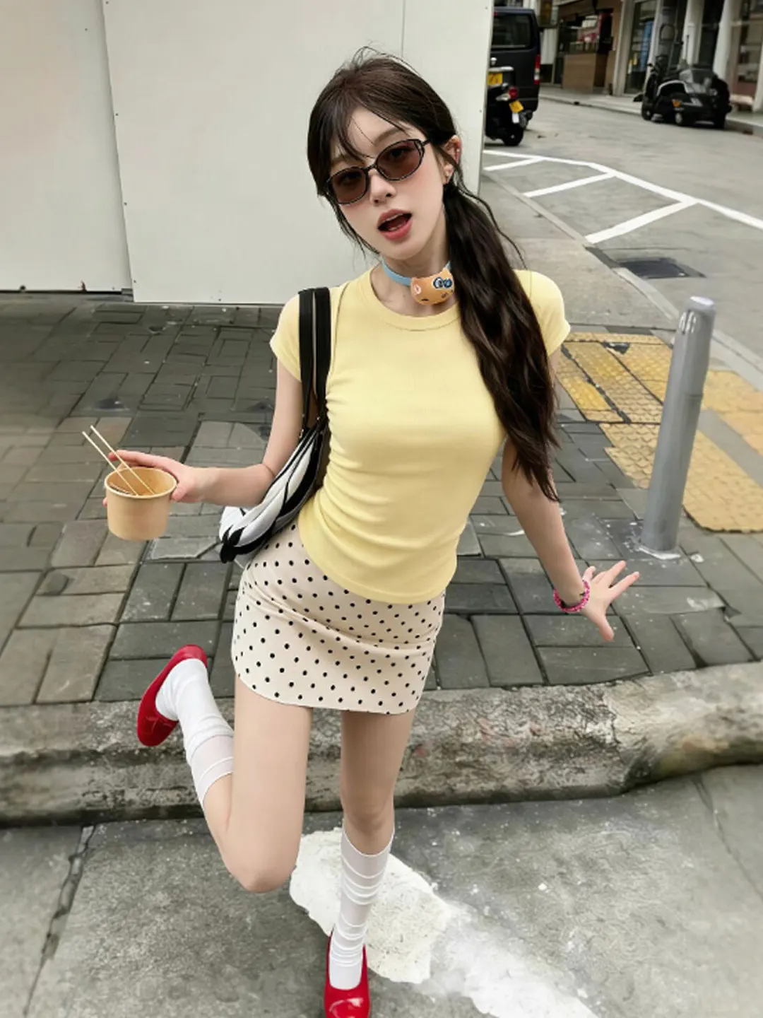 

Уникальный красивый комплект из топа с воротником-халтер и короткой юбки в горошек, нежный стиль, летний модный наряд, удобный трикотажный комплект.