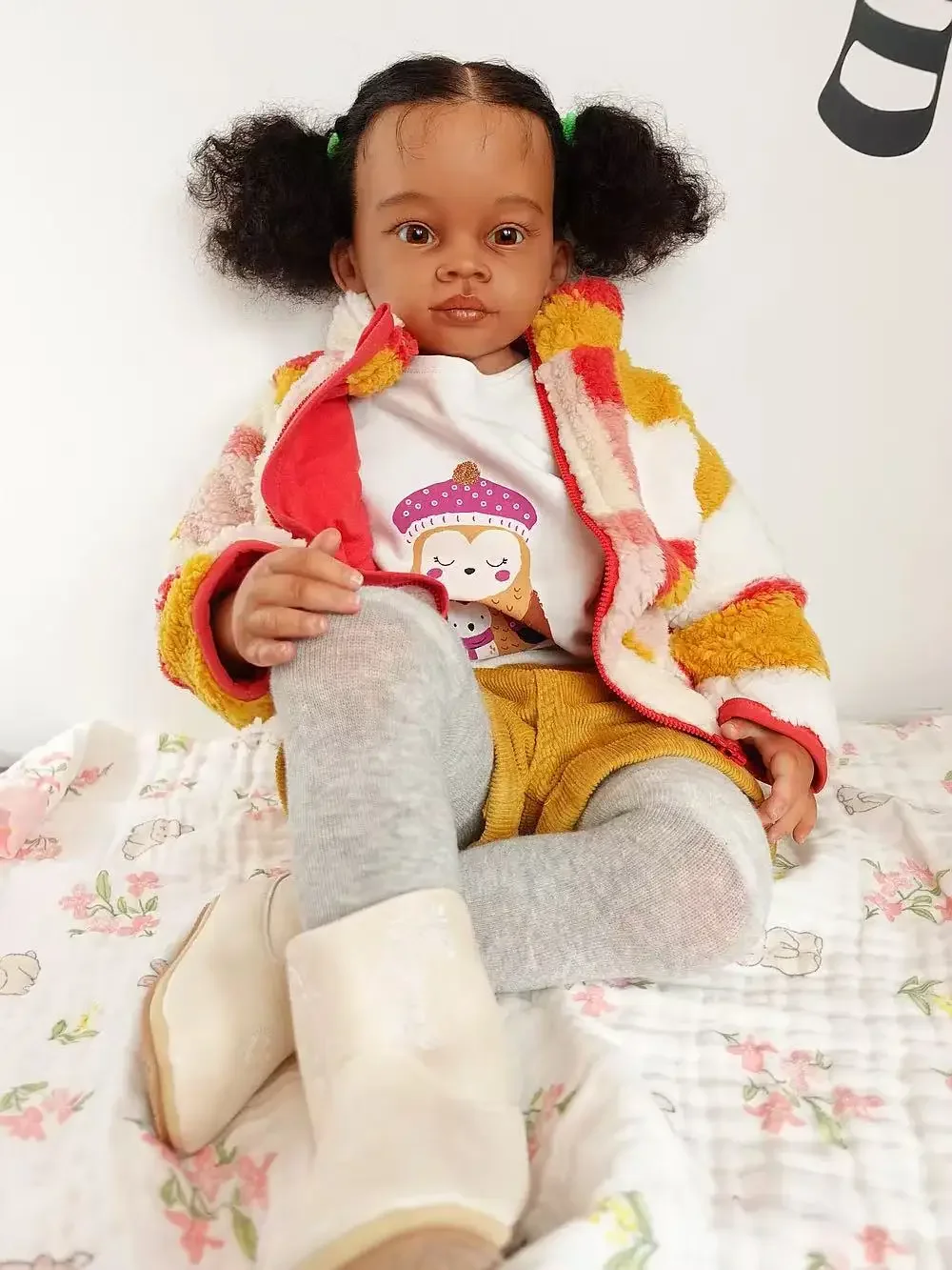 St.Store 32''손으로 뿌린 머리카락이 있는 다시 태어난 아기 Meili 귀여운 드레스가 있는 완성된 인형 어두운 피부 거대한 소녀 크리스마스 선물