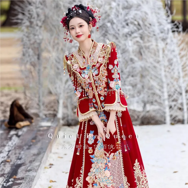 

A new style of traditional Chinese wedding dress with upturned shoulders phoenix crown and red cape velvet It is heavy-duty