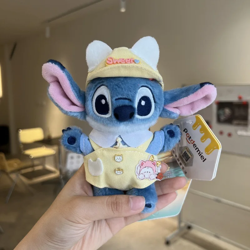 2025, offiziell lizenzierter Stitch-Schlüsselanhänger und Taschenaufhänger, weiche und niedliche Hockpose mit Schutzbrille, blauer Schal, Lilo und Stitch