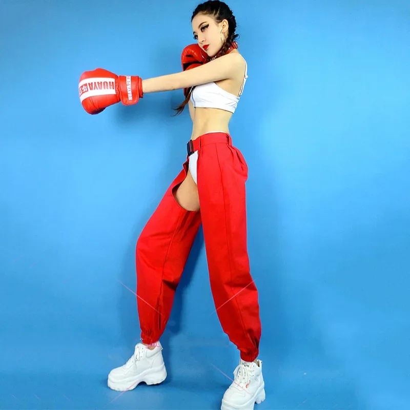 Kostiumy sceniczne damskie ubrania barowe osobowość strój sportowy Ds Dj klub nocny piosenkarka białe bikini czerwone spodnie z otwartym plikiem DNV13170