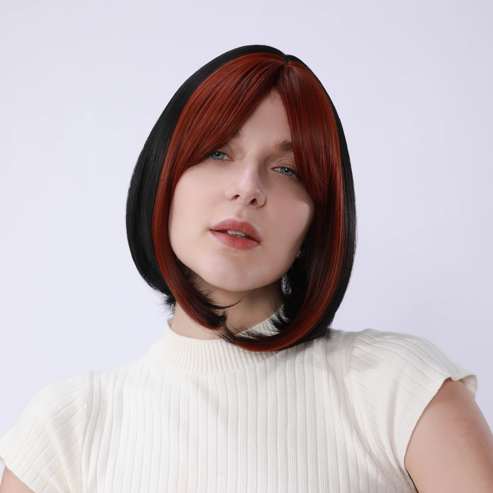 

1 женский парик, выполненный из термостойкого синтетического высокотемпературного волокна, с естественной объемной укладкой и эффектом укладки, сохраняющейся при движении.