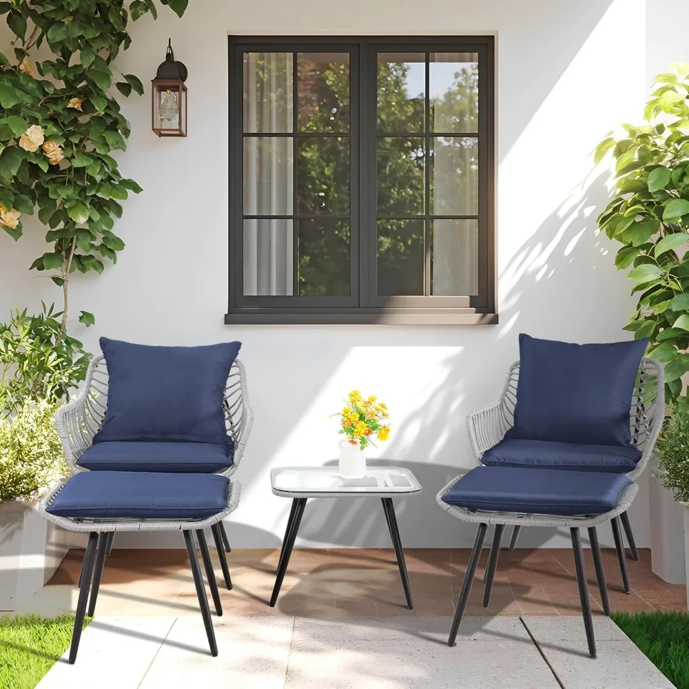 Conjunto de móveis para pátio externo de 5 peças, móveis de varanda de vime com otomanos, mesa de bistrô de vime e cadeiras, apoio para os pés