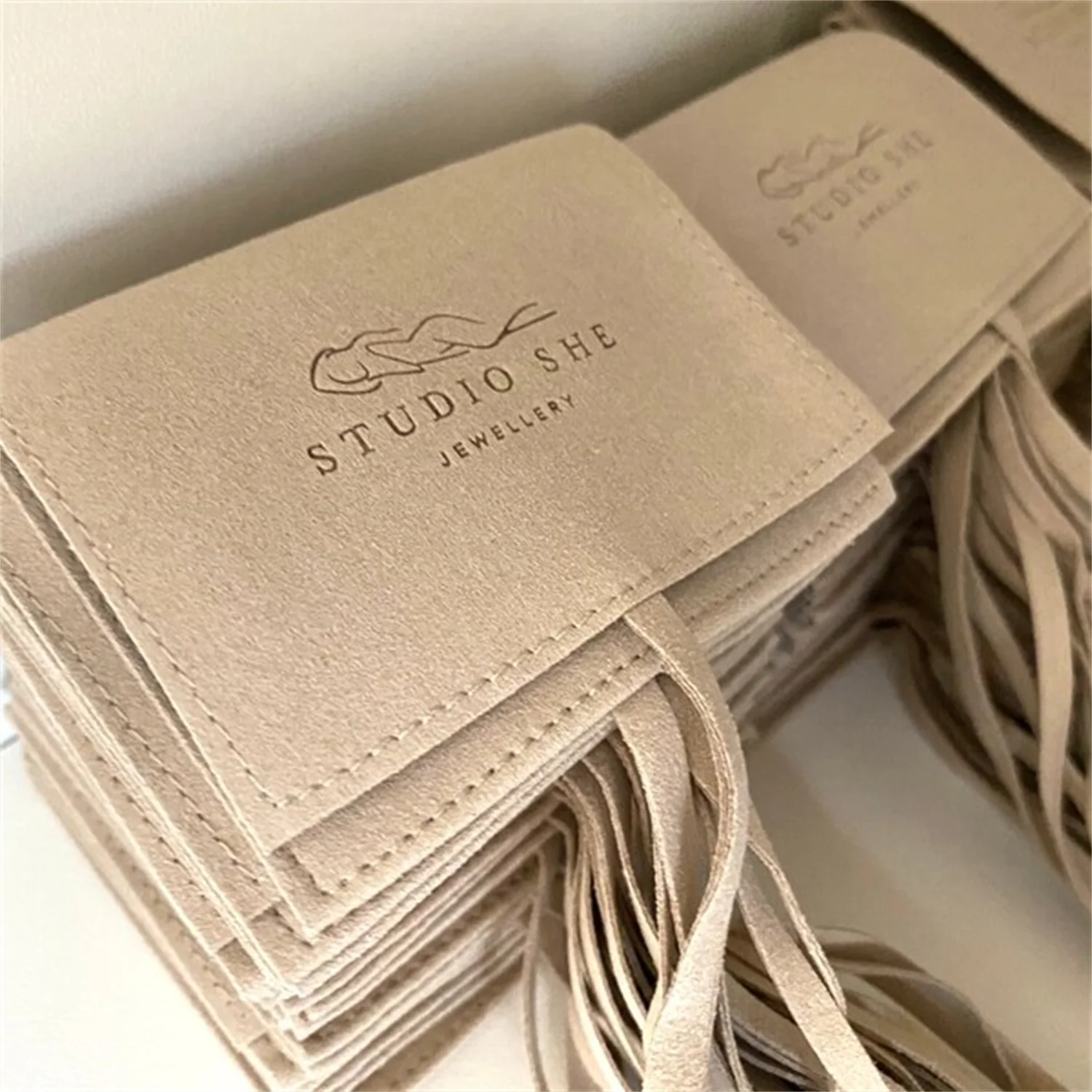 

50 шт., коричневый или хаки, персонализированная упаковка для ювелирных изделий, сумка-конверт с логотипом, шикарная маленькая сумка-конверт, сумка из мирофибры