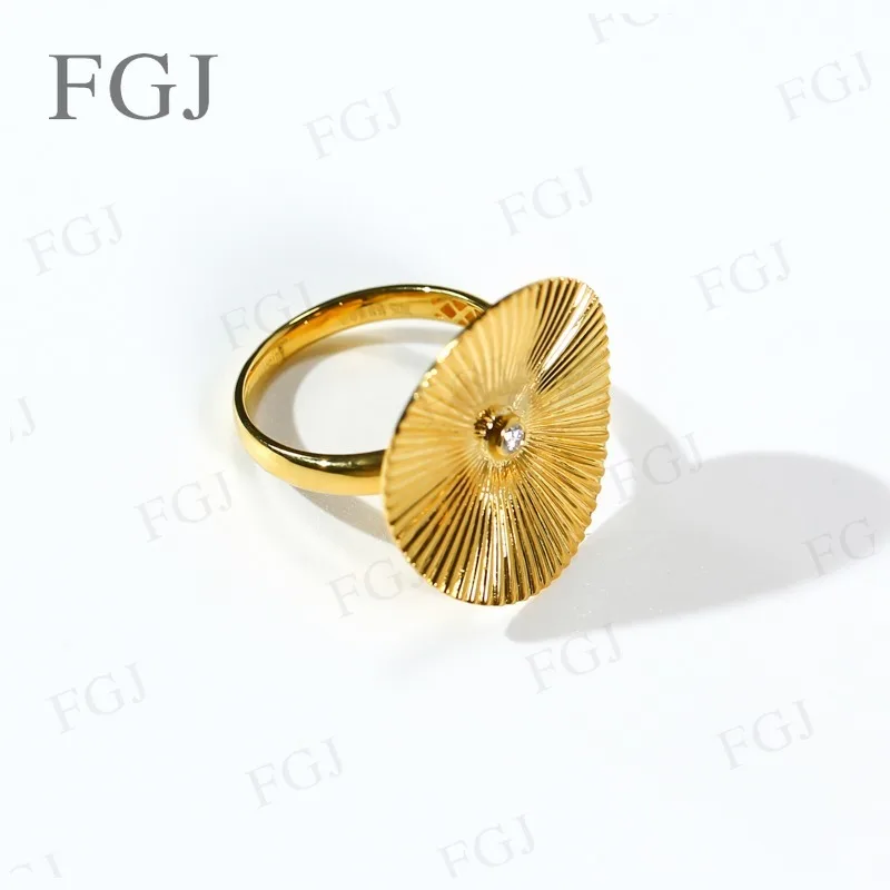 Custom Design Unisex Gold Ring 14K/18K Gold Round Radial Pattern Ideal for Wedding & Engagement Fashion Jewelry Charms Gifts