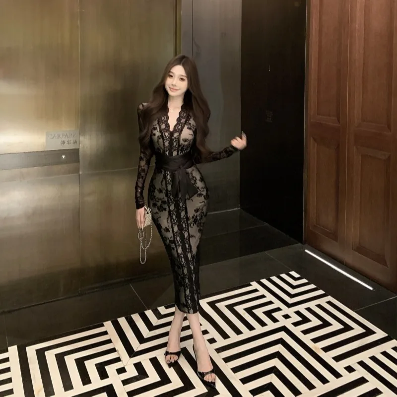 2025 ใหม่ฤดูใบไม้ร่วงและฤดูหนาว High-end สไตล์เซ็กซี่ขั้นสูงออกแบบ Niche อุณหภูมิ Slimming Flocked ชุดลูกไม้สําหรับผู้หญิง