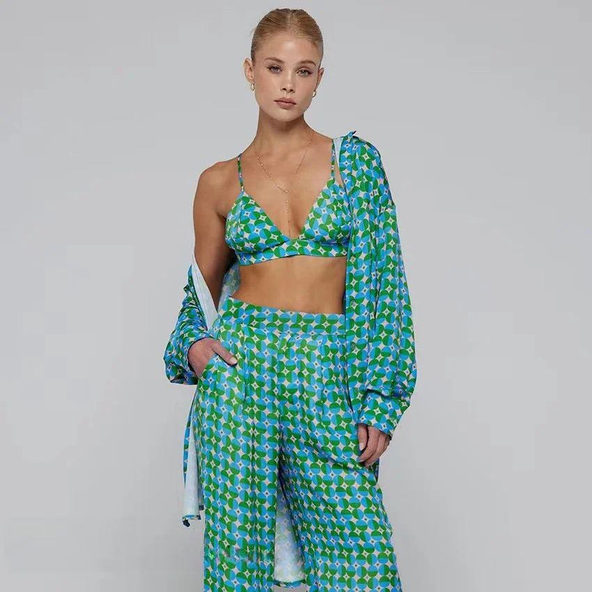 

Модный комплект из трех предметов: топ и брюки с принтом, домашняя одежда с дизайнерскими лямками, удобный женский комплект, осень 2023