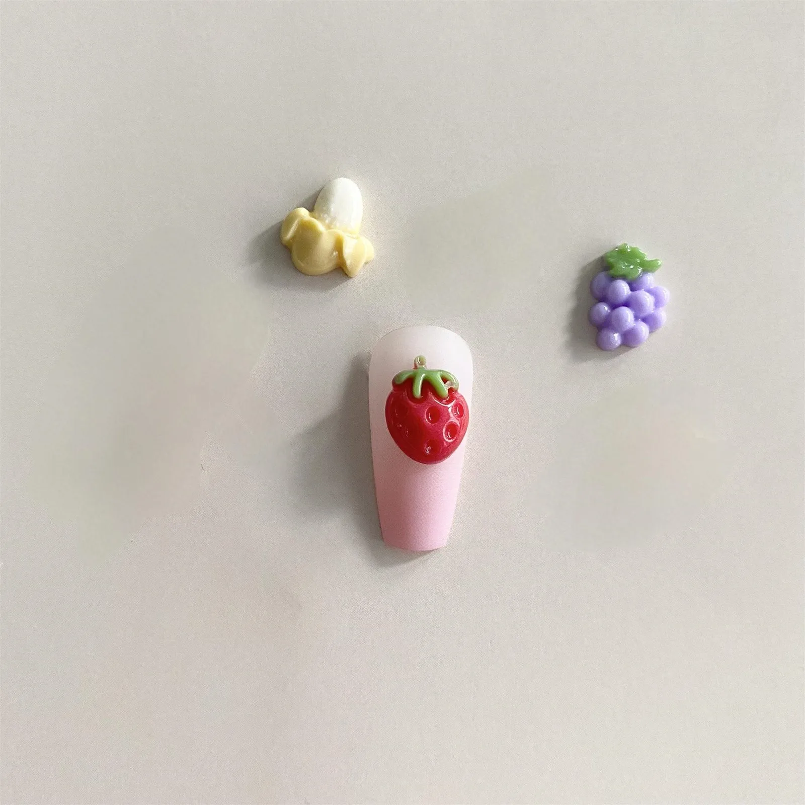 30 piezas/lote de cabujones de resina de fresa, fruta/uva, parte posterior plana, suministros de arte para alimentos, decoración, manualidades