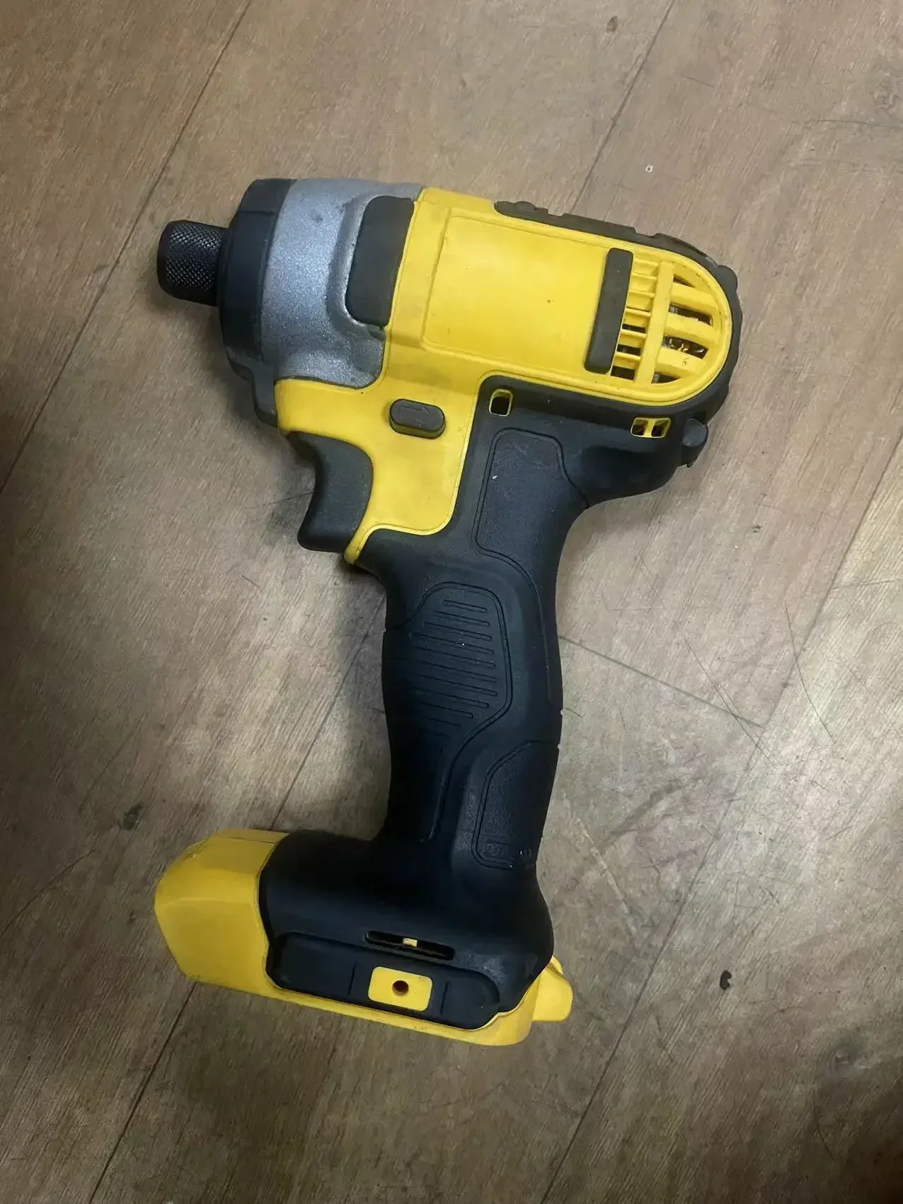 

DeWALT DCF885B 20V MAX Cordless Lithium-Ion 1/4-in Impact Driver - Bare Tool.SECOND HAND