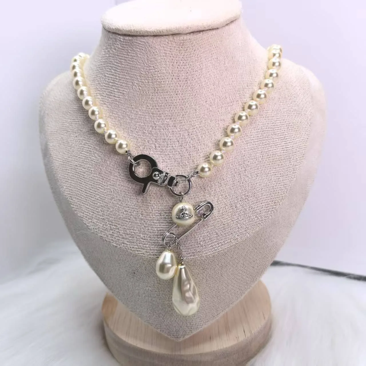

2025 new Western Baroque pin pearl Saturn necklace for women Vivienne French Exquisite high-end Retro sweater chain Collarbone c