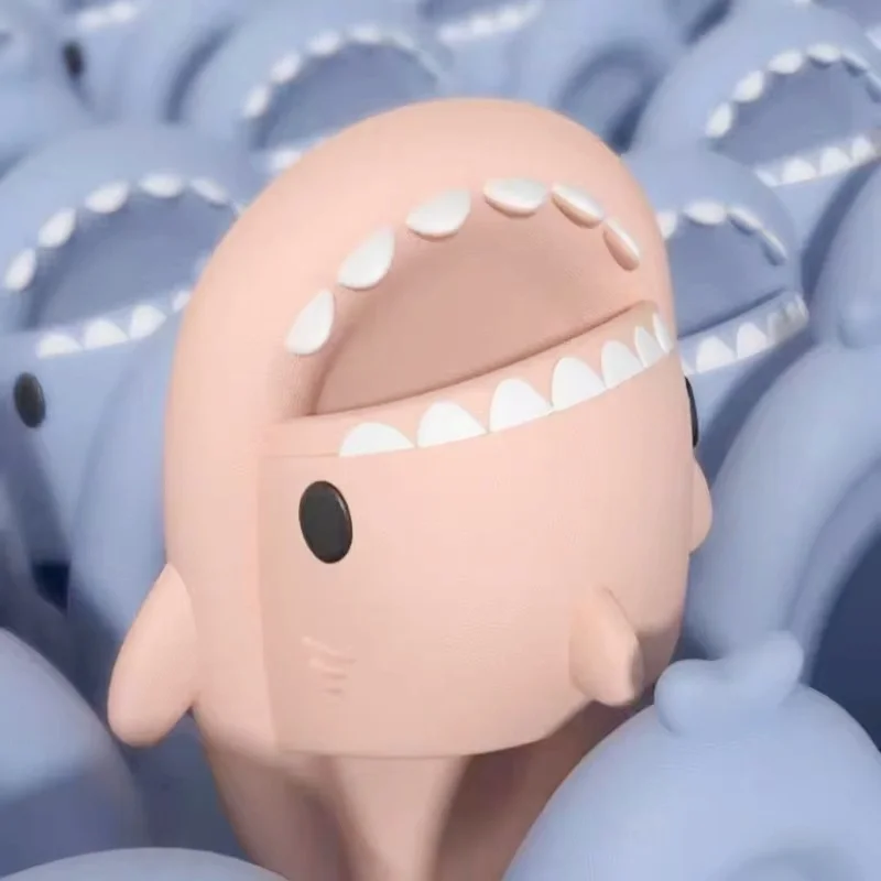 الصيف النساء سميكة سوليد القرش النعال الرجال الحمام لطيف الكرتون عدم الانزلاق الشرائح الإناث في الهواء الطلق جميل بلون إيفا الصنادل