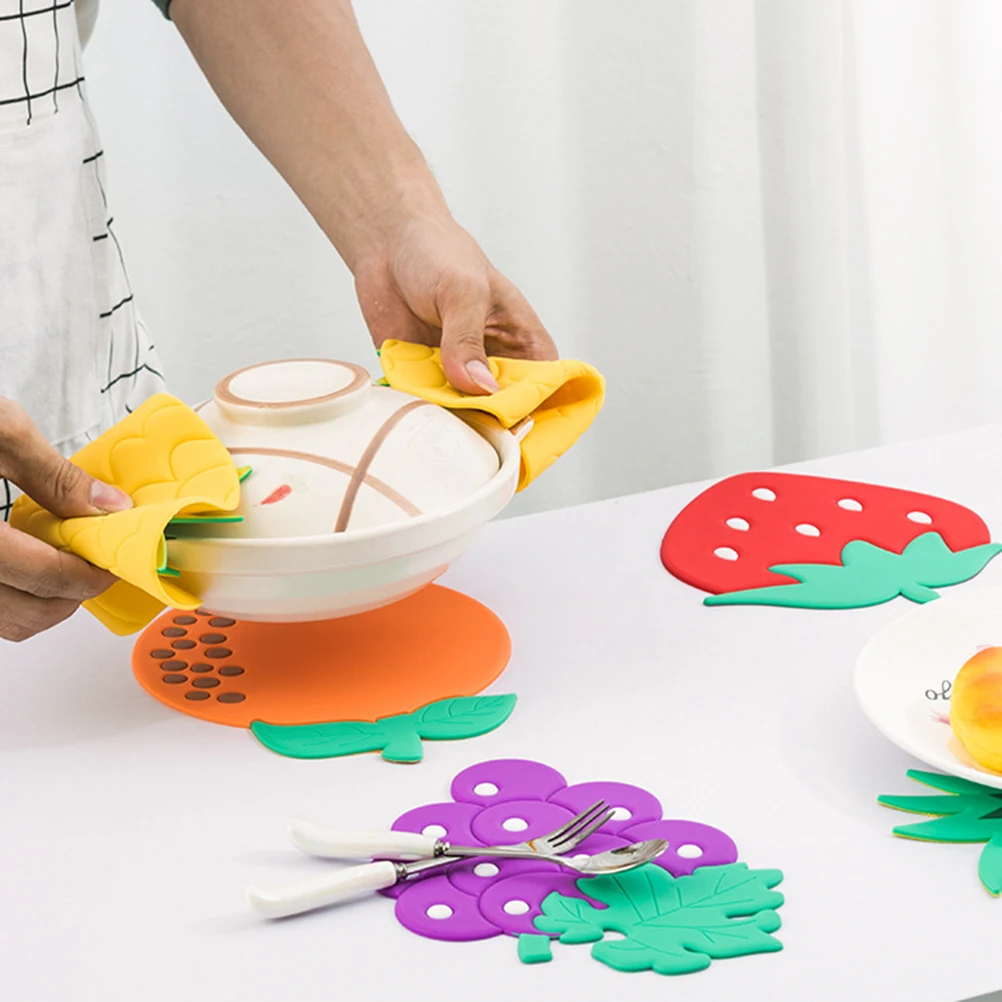 

4 Pcs Suite Silicone Heat Insulation Pad along with Kitchen Mat Table Cup Cushion