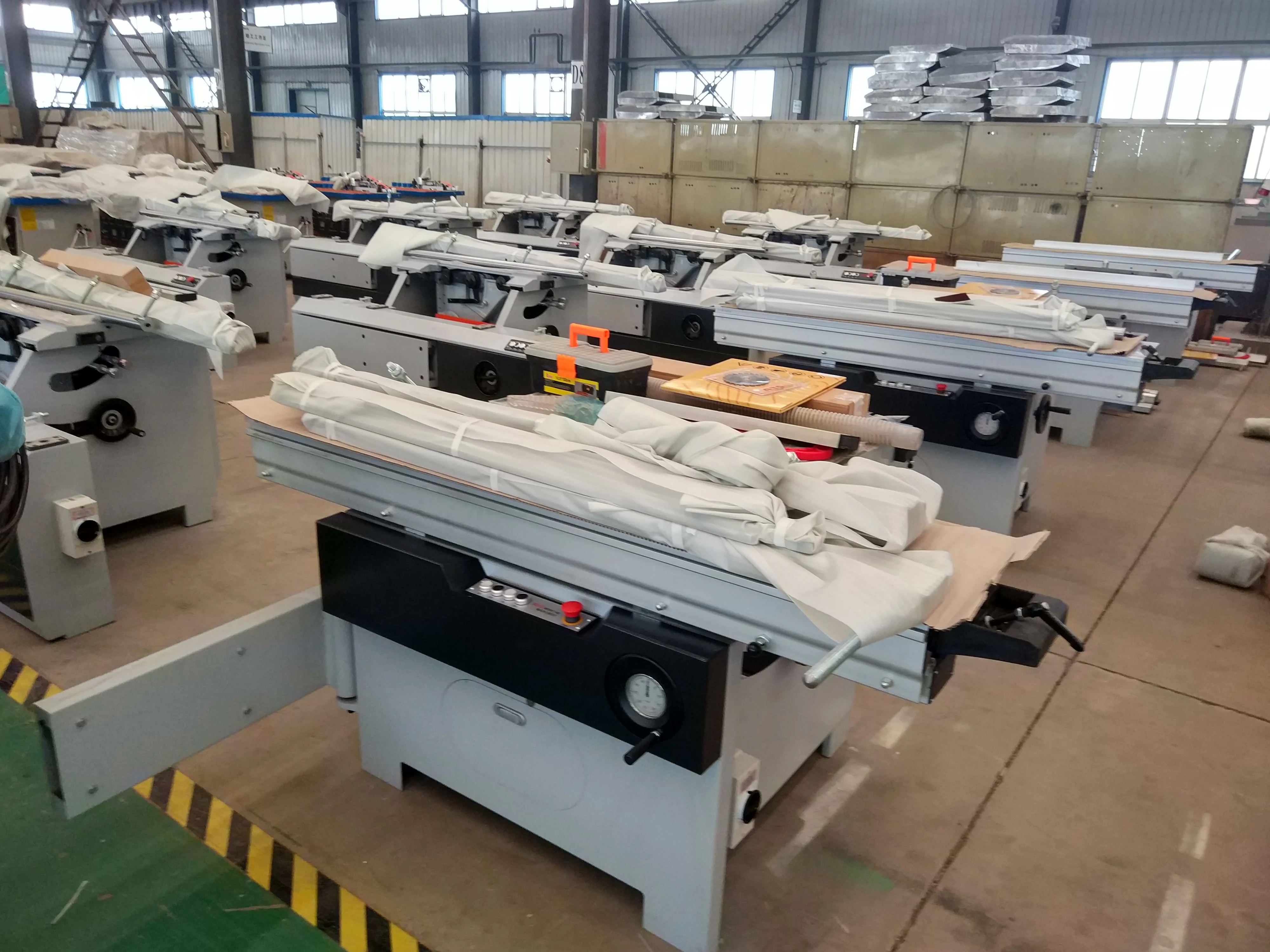 Industrial Precision 1600mm Length Table Heavy Wood Panel Cross-Cut Saw