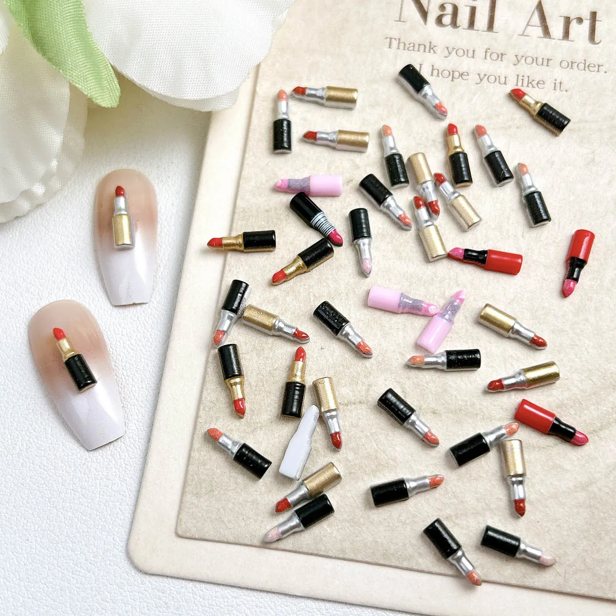 30PCS Mehrfarbige Neue Harz Lippenstift Nagel Charms 3D Kreative Realistische Flachem Boden Lippenstift Nail art Dekorationen DIY Kühlen Nagel