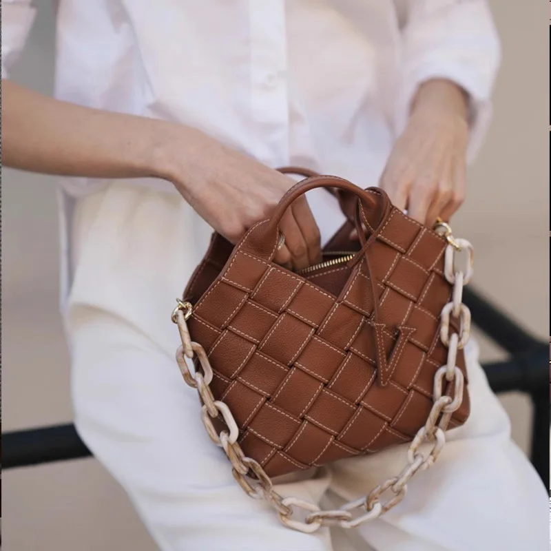 

Luxury niche commuting woven leather bag, casual simple zipper sealed shoulder crossbody bag