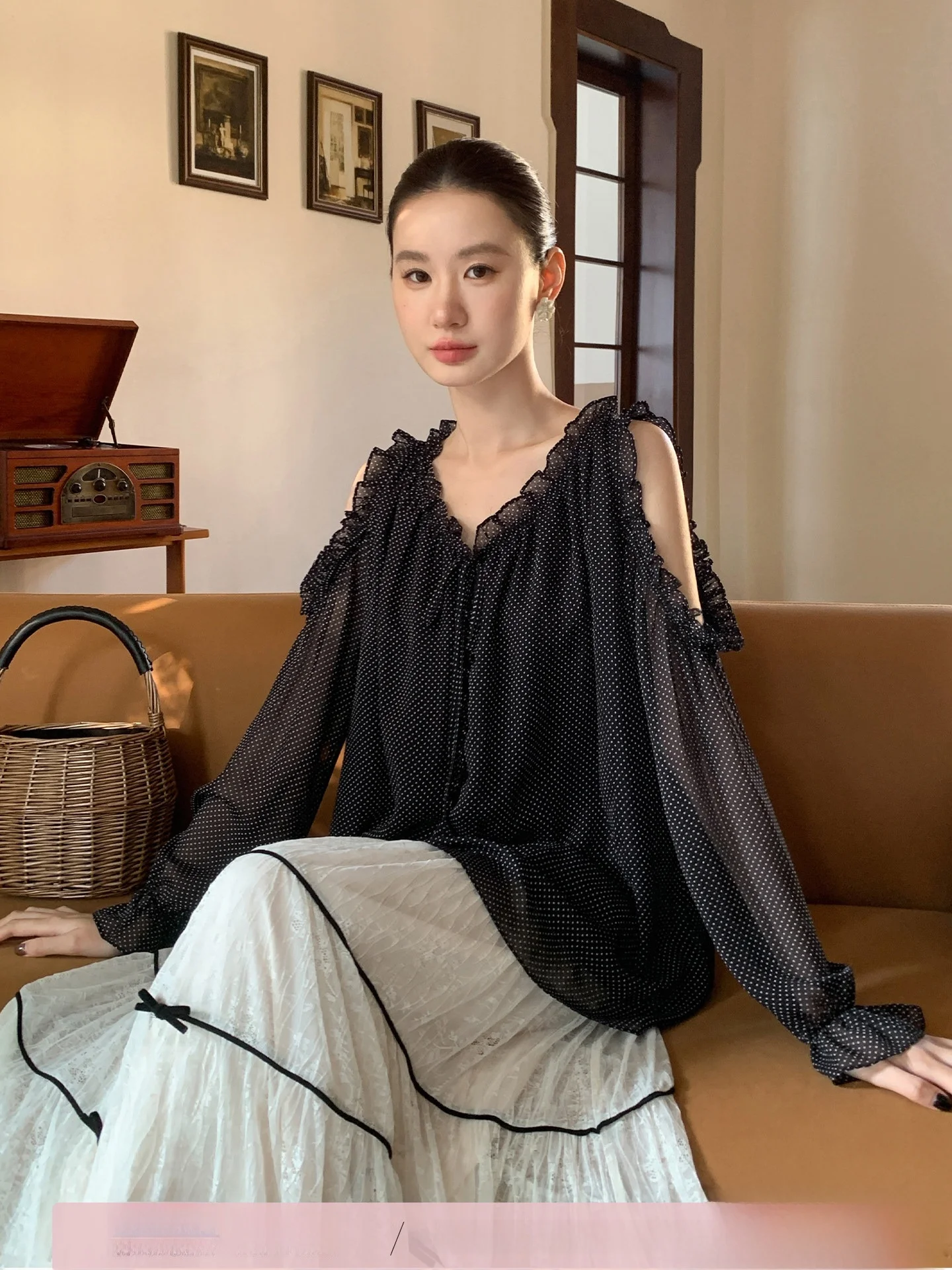 

Женская блузка XXNING из шифона в горошек с открытыми плечами, элегантный стиль, свободный крой, длинный рукав, V-образный вырез, приятная к телу, дышащая, модная.