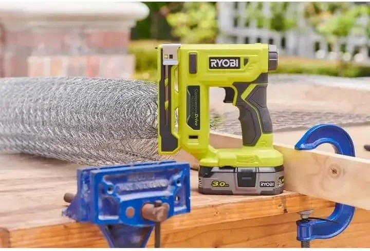 Аккумуляторный компрессионный привод Ryobi 18 Вт ONE+, 3/8 дюйма. Степлер Crown (только инструмент) P317