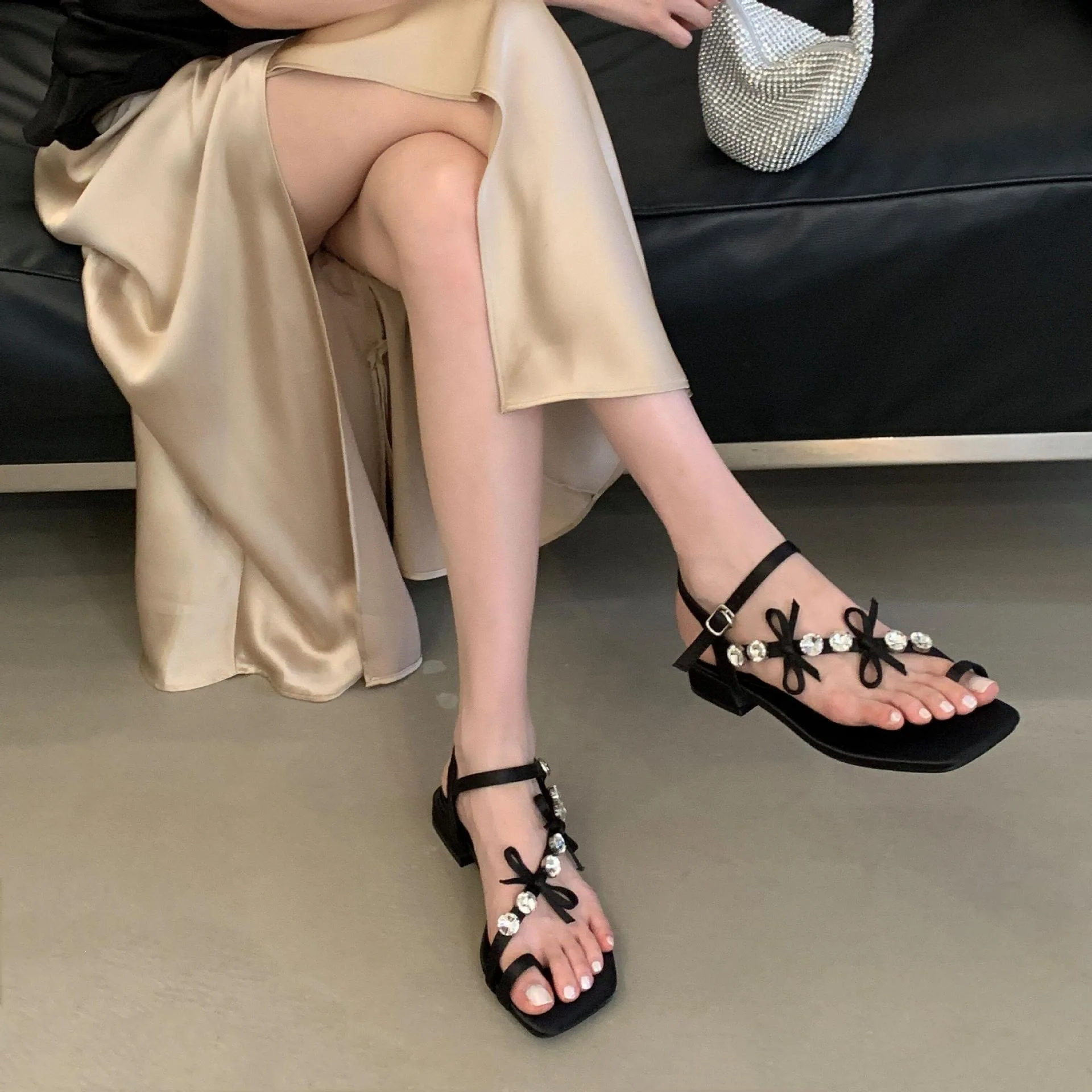 Luxury Designer Summer Open Toe Thick Heel Women Sandals Crystal Bow Buckle Strap Flip Flops Clip Toe Slip On Dress Party Pumps
