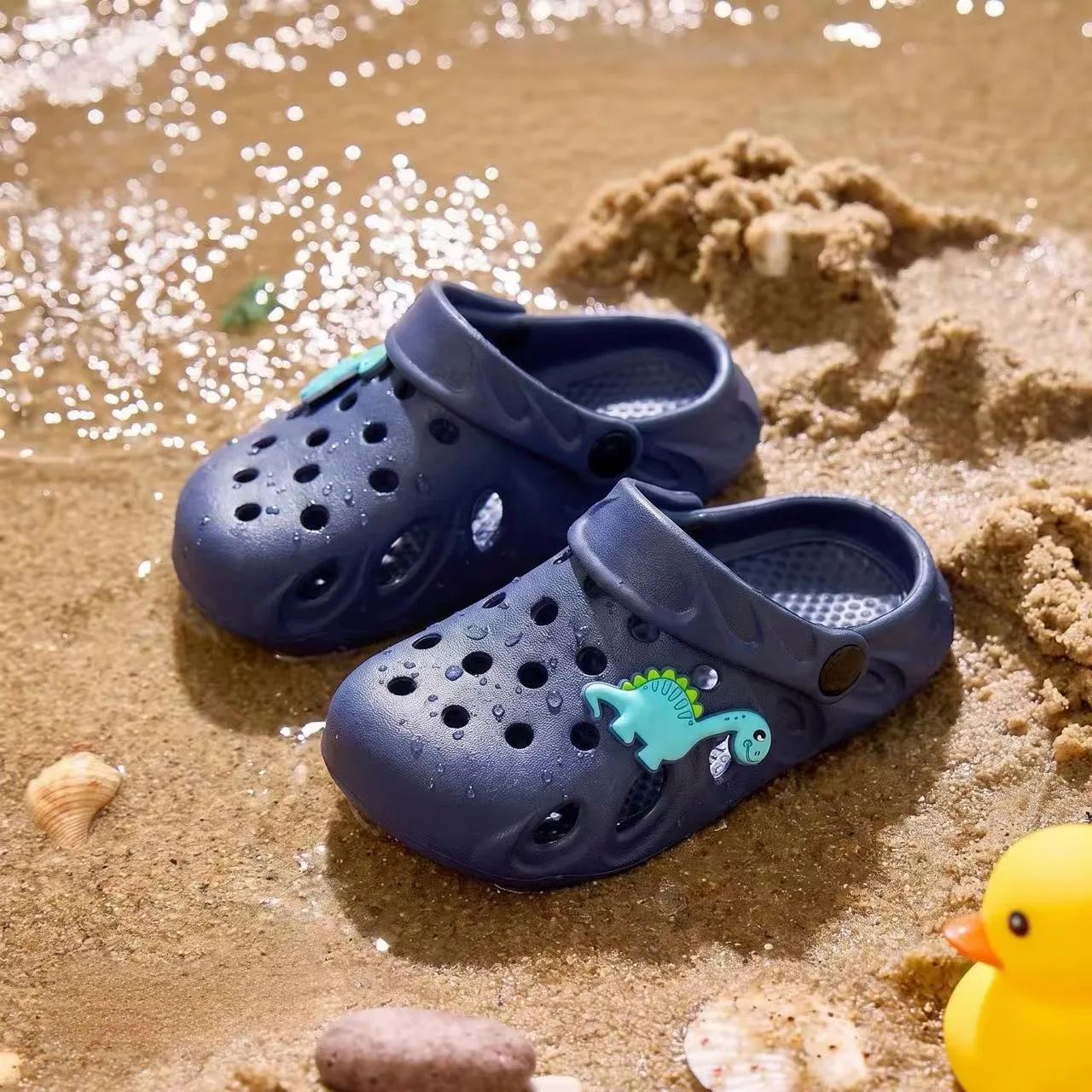 Children's Dinosaur Decorated EVA Hollow Sandals with lightweight and Breathable Toe Cap Design, Suitable for Boys to Wear