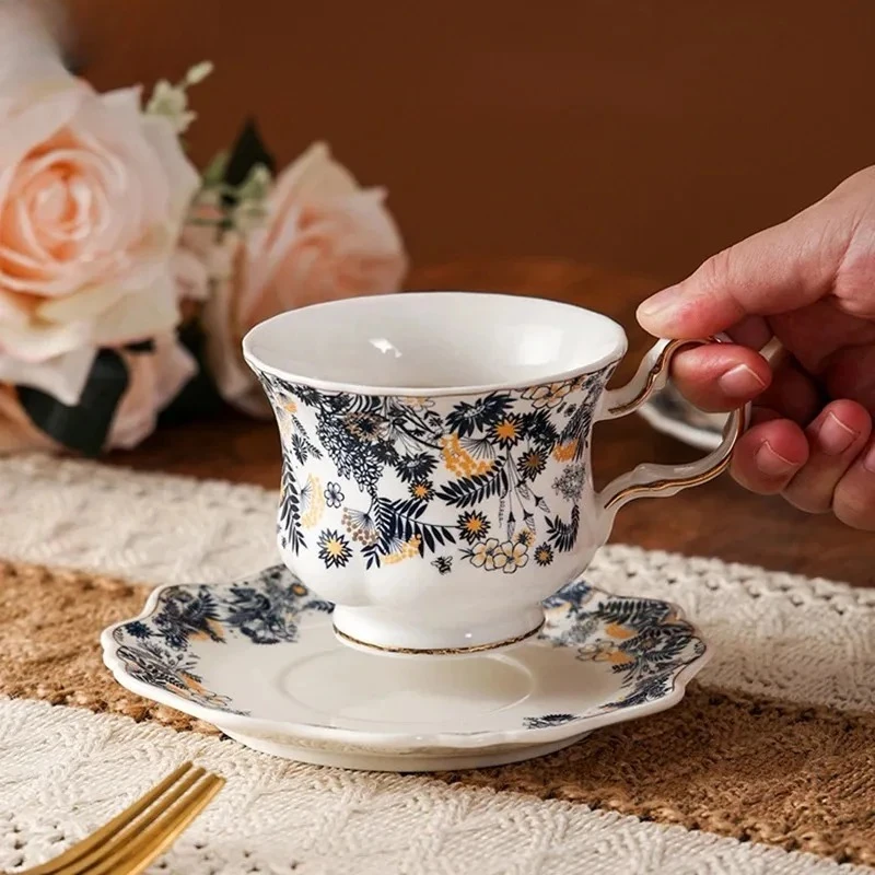 

Сине-белые фарфоровые кружки: классическая чашка с блюдцем, кофейная кружка с золотым ободком, чашка для послеобеденного чая, чашка для фруктового сока