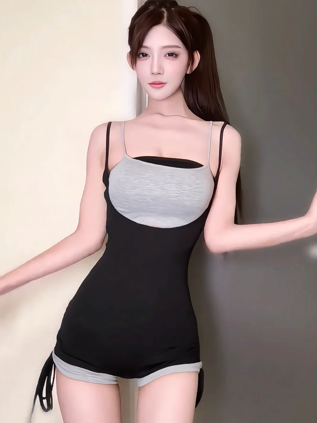 Conjunto de moda de verano sexy de dos piezas negro y gris con tirantes de ilusión, mono y shorts de yoga que cubren los glúteos, cintura baja, ajuste ceñido y cuello cuadrado.