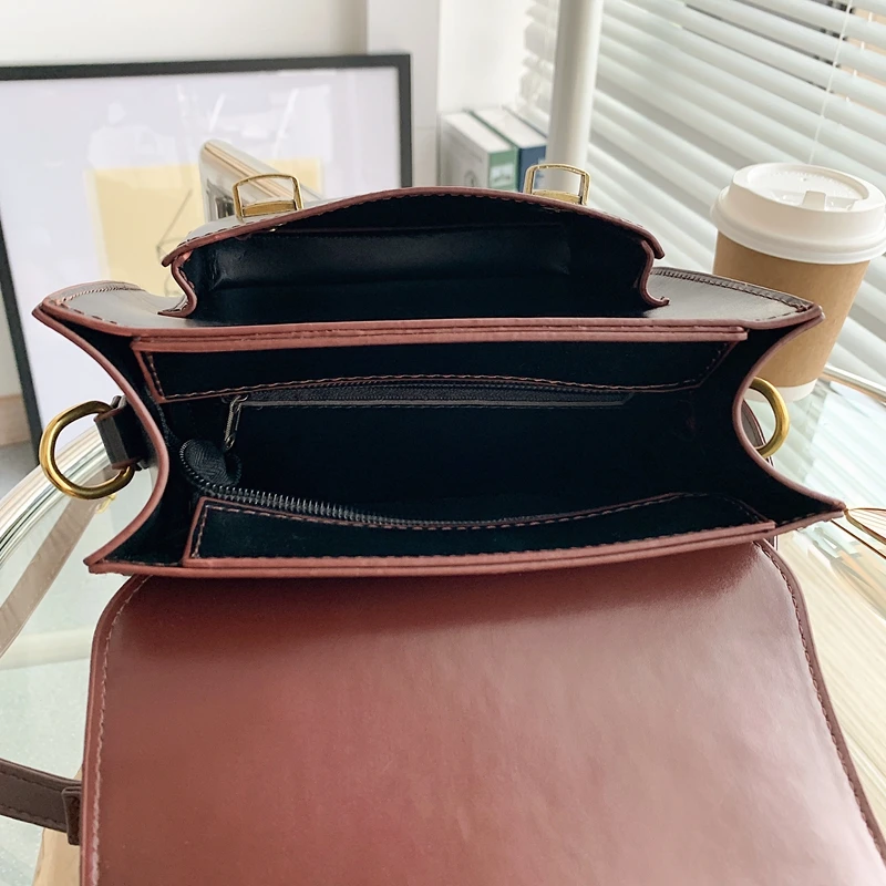 Retro Crossbody Bag 2023 New Korean Creative Buckle Adjustable Shoulder Strap Shoulder Bag Trendy Fashion Commuter Backpack Tide