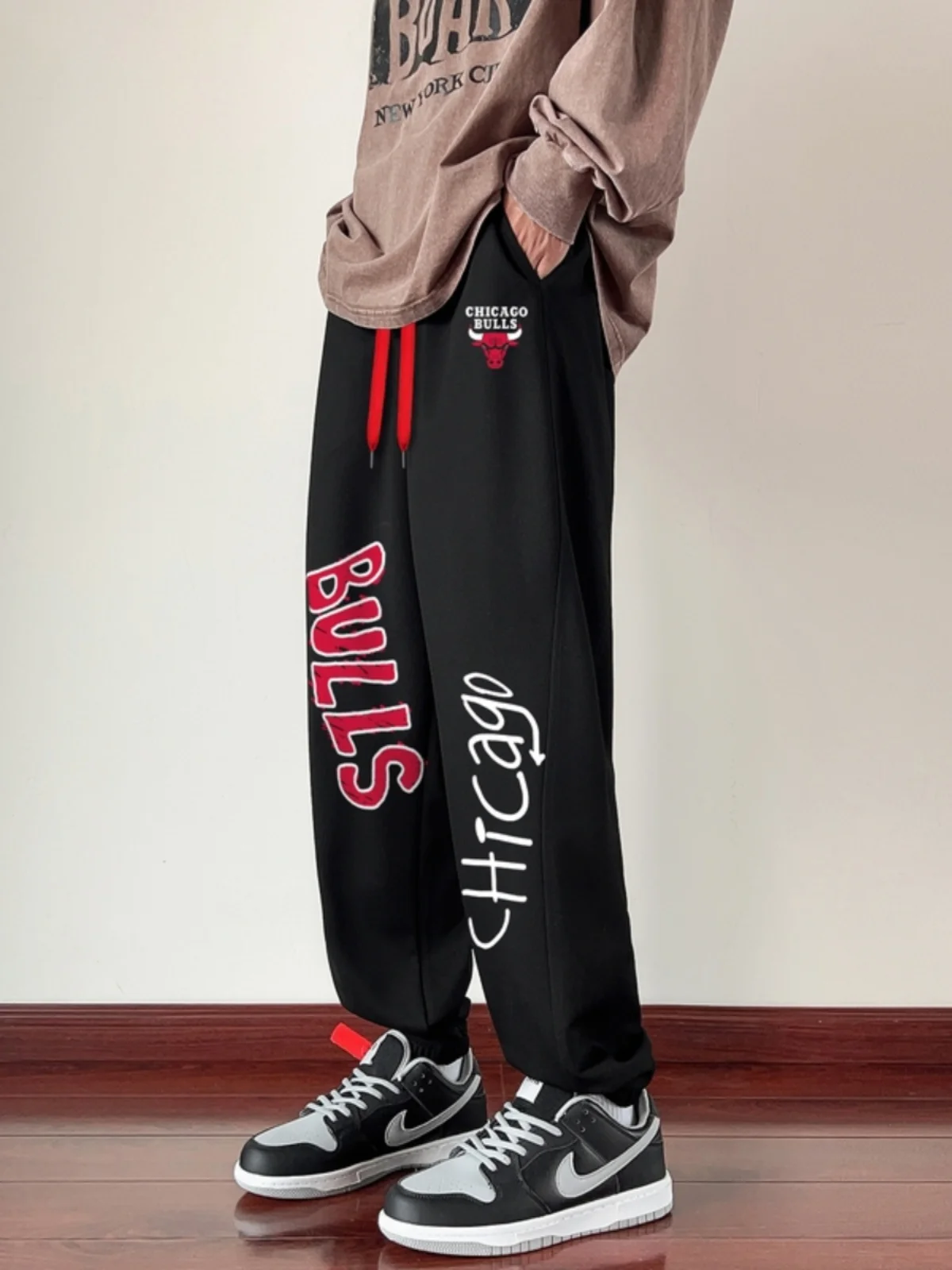 

Модные мужские спортивные брюки свободного кроя в стиле High Street, осенне-зимние повседневные брюки с эластичным поясом и прямыми штанинами