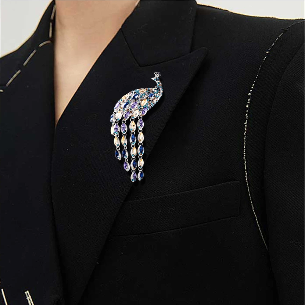 Long Tail Tassel Crystal Peacock Brooches for Women Luxury Full Rhinestone Fashion Charm Beauty Animal Bird Brooch Pins Gifts