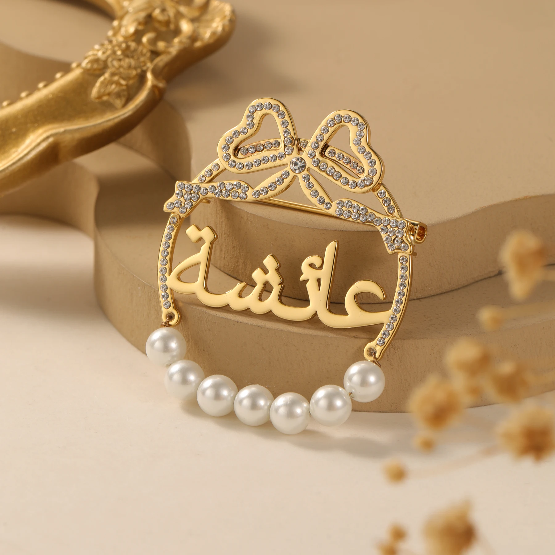 

Custom Arabic Name Brooch Pin Muslim Women Fashion Accessory Special Occasion Jewelry Romantic Style Bow Accent Pearl Tassel