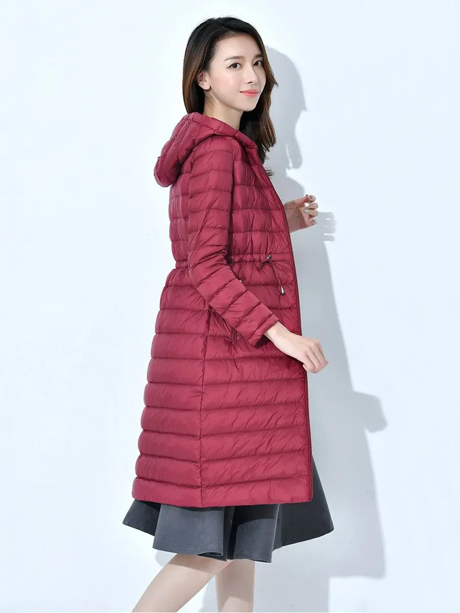 معطف أنيق وطويل 2025. تتميز السترة ذات القلنسوة خفيفة الوزن مع خصر برباط جذاب مناسبًا.