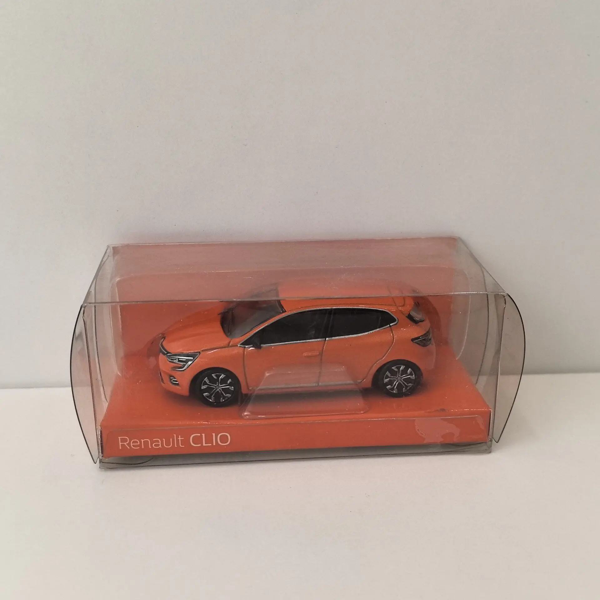 

Модель автомобиля RENAULT CLIO из литого металла, масштаб 1/64, 28 деталей, из сплава