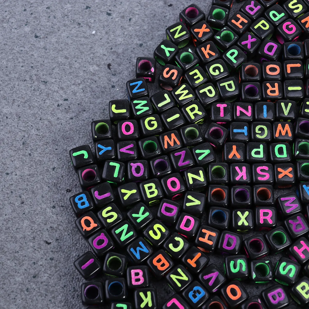 600Pieces 6x6mm Acrylic Cube Letter Beads A- DIY Craft Beads for Name Jewelry Making Educational Projects Teacher's Day